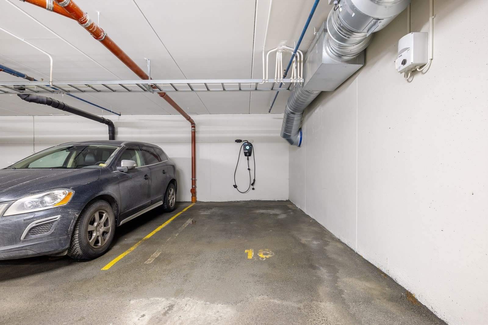 Leiligheten har egen parkeringsplass i parkeringskjeller, hvor det er etablert elbillader. Det er plass nummer 10 som tilhører leiligheten. Gjesteparkering skjer på felles oppstillingsplass på sameiets tomt. Galleribilde
