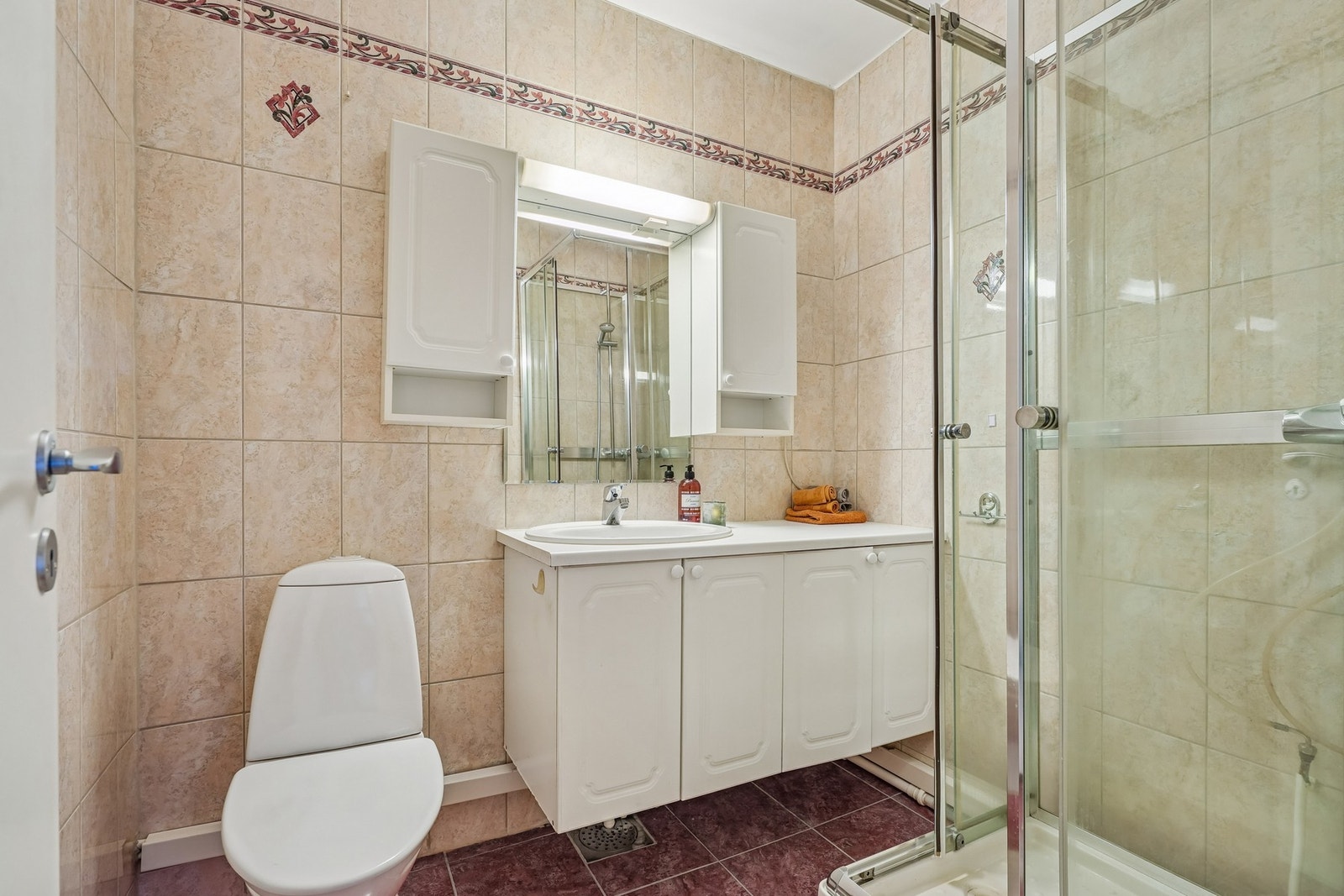 Badet er utstyrt med toalett, innredning og dusjkabinett. Galleribilde