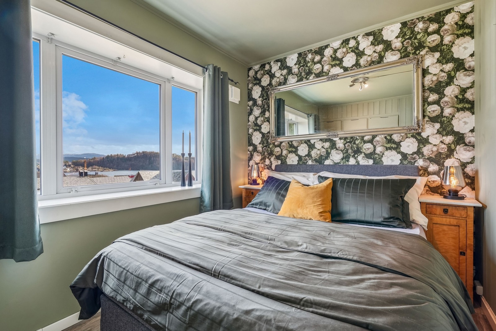 Hovedsoverom med plass til dobbeltseng og tilhørende nattbord. Galleribilde