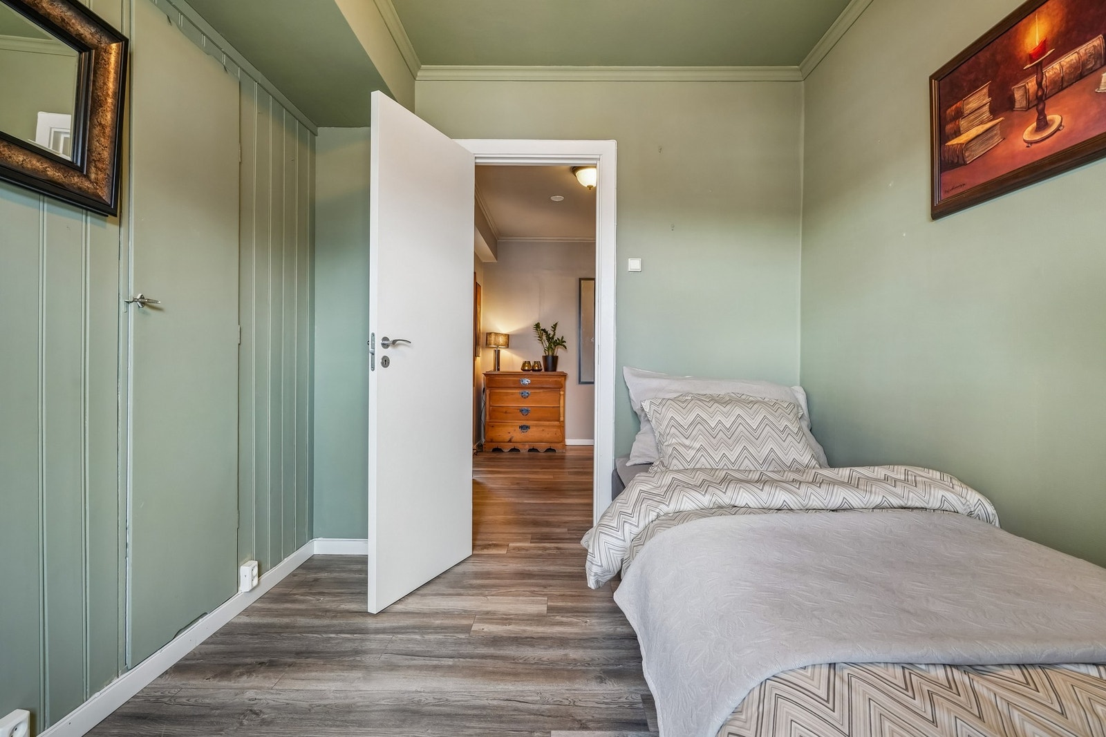 Integrert skap i veggen. Galleribilde