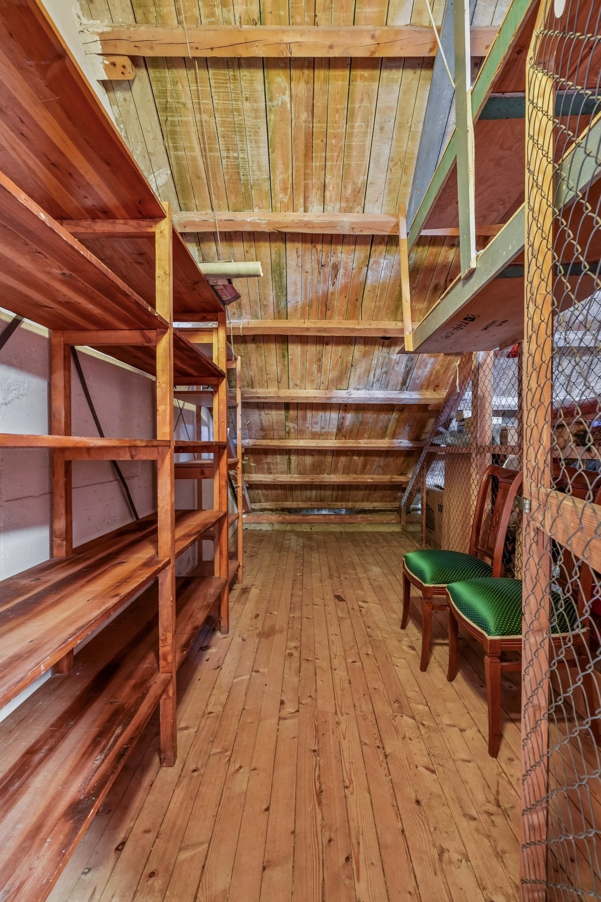 Det tilhører også 2 boder til leiligheten, en på loftet, og en i kjelleren. Samt tilgang til felles tørkeloft. Galleribilde