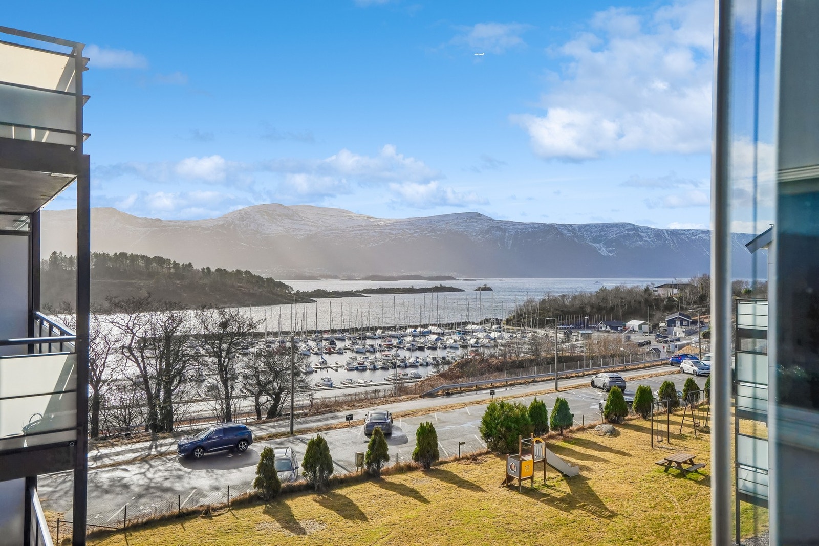 Her har du nydelig utsikt og god oversikt over båttrafikken som rører seg ved Nørvevika båthavn. Galleribilde