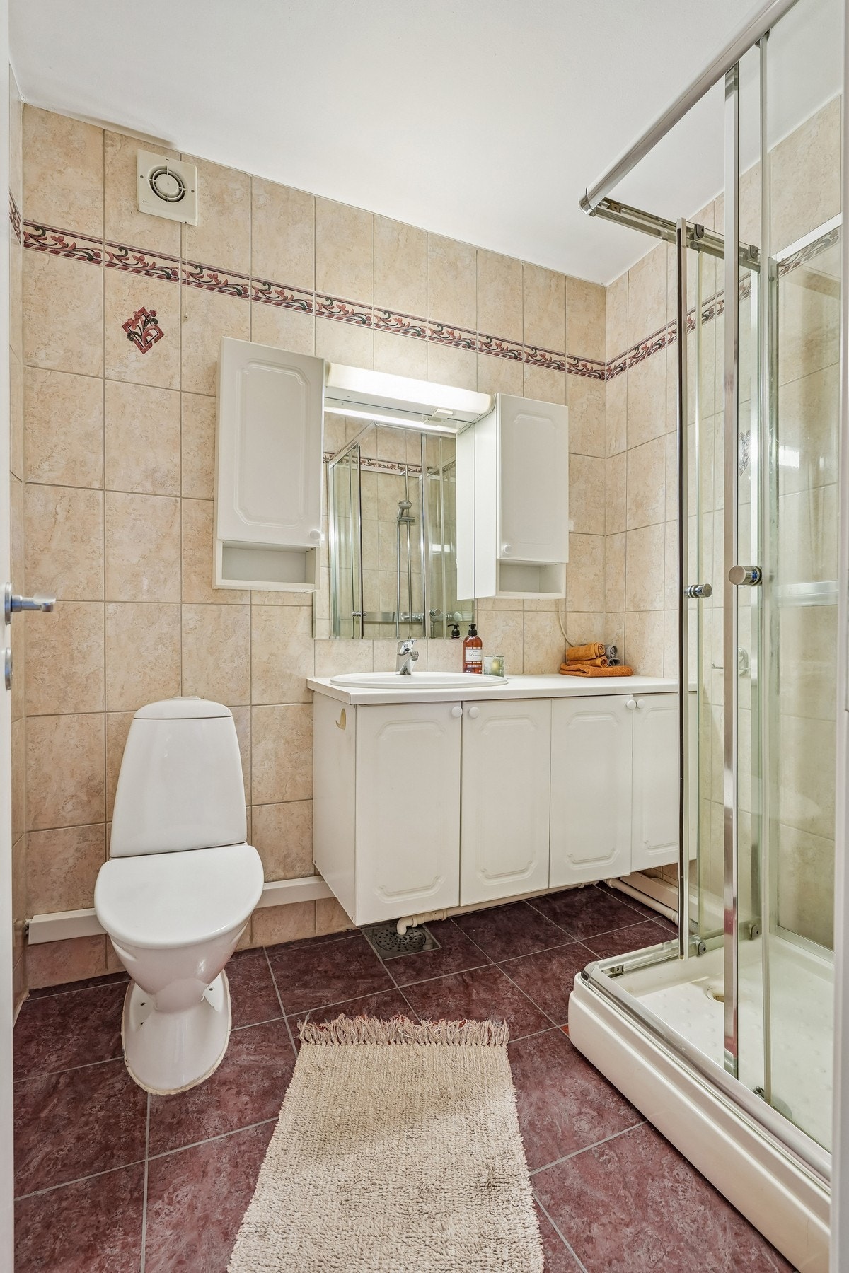 Det er mekanisk vifte på bad. Galleribilde