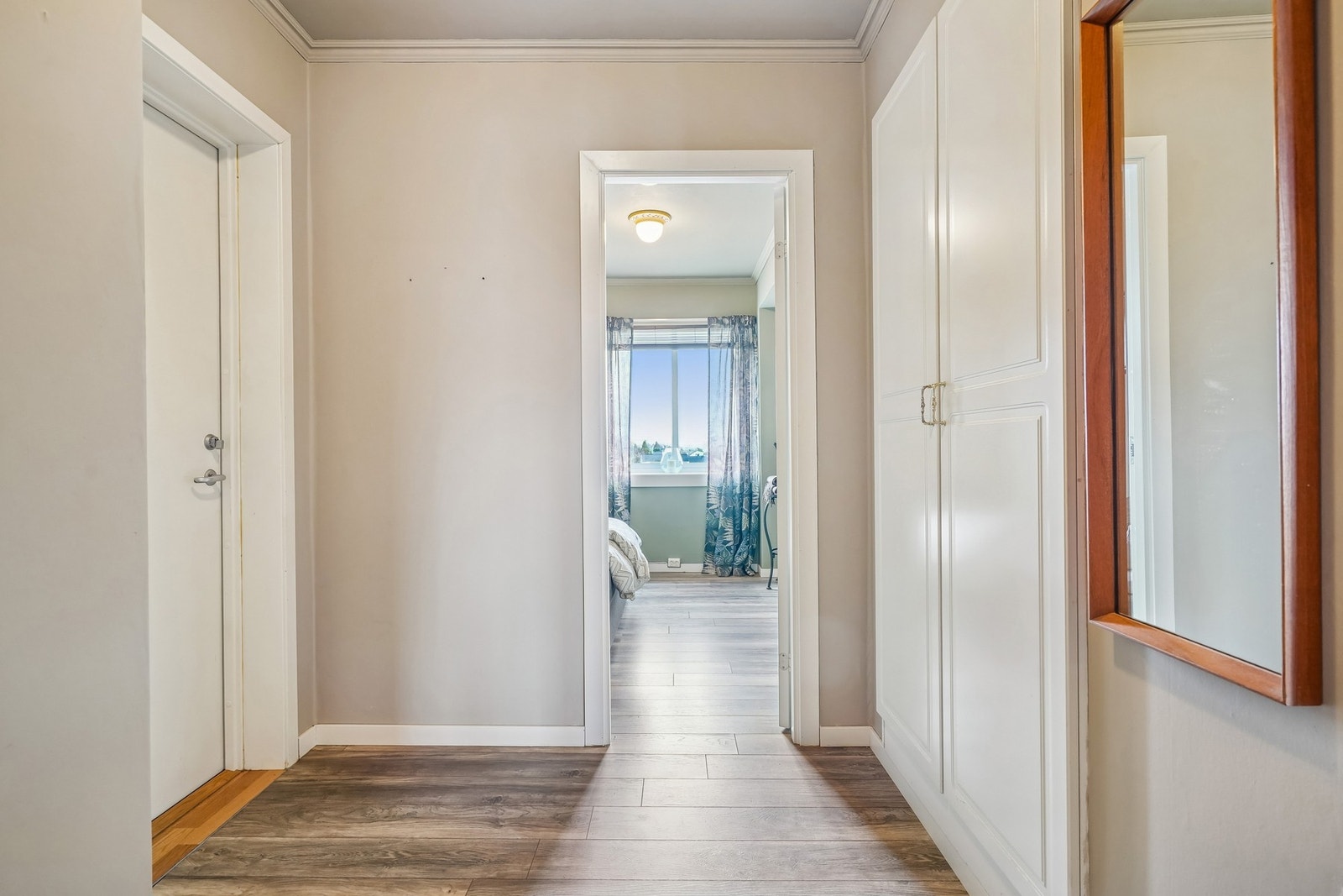 Integrerte skap i veggen for god oppbevaring av yttertøy og sko. Leiligheten har nye innerdører fra 2024. Galleribilde