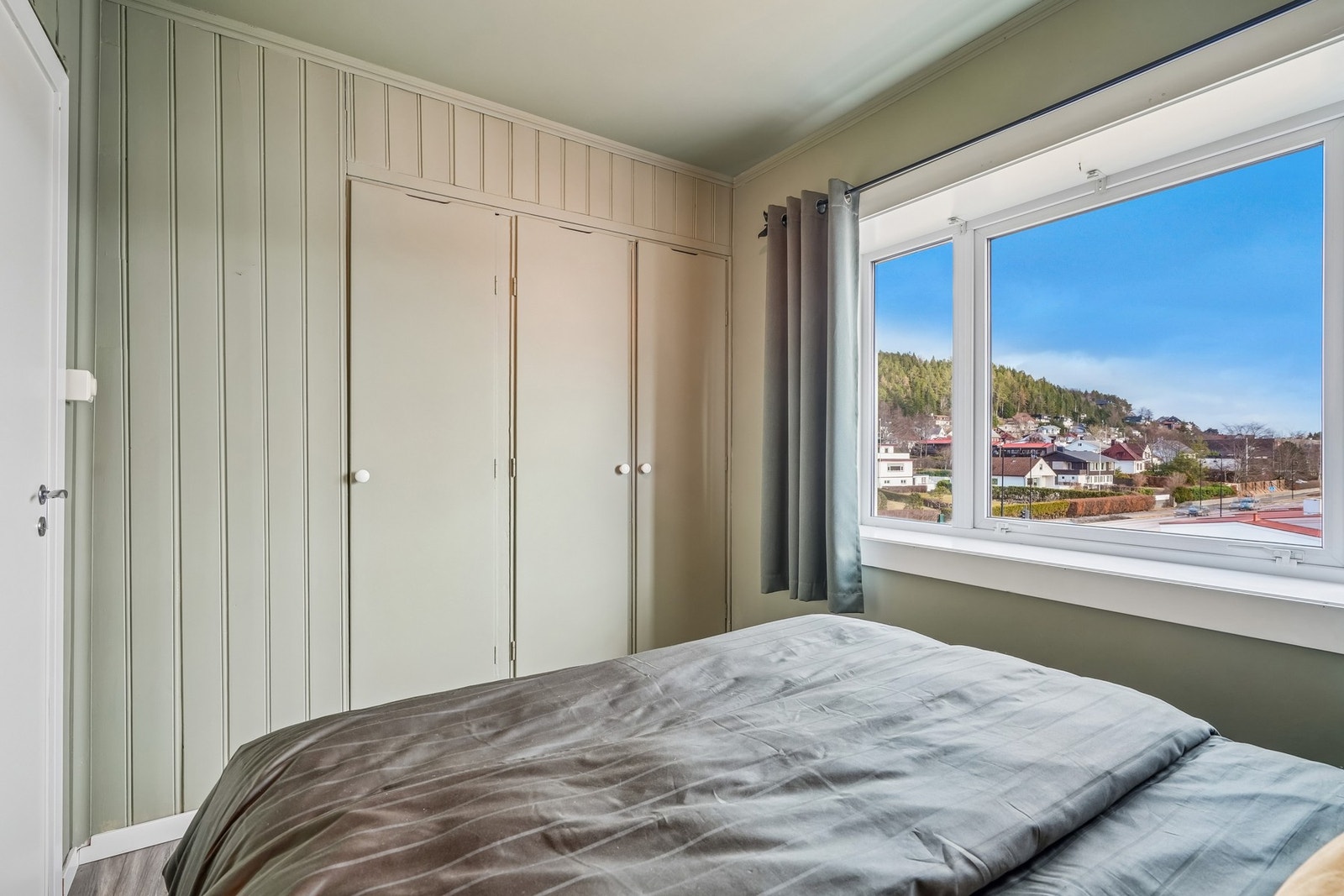 Det er integrerte skap i veggen for god oppbevaring. Vinduet vender mot øst. Galleribilde