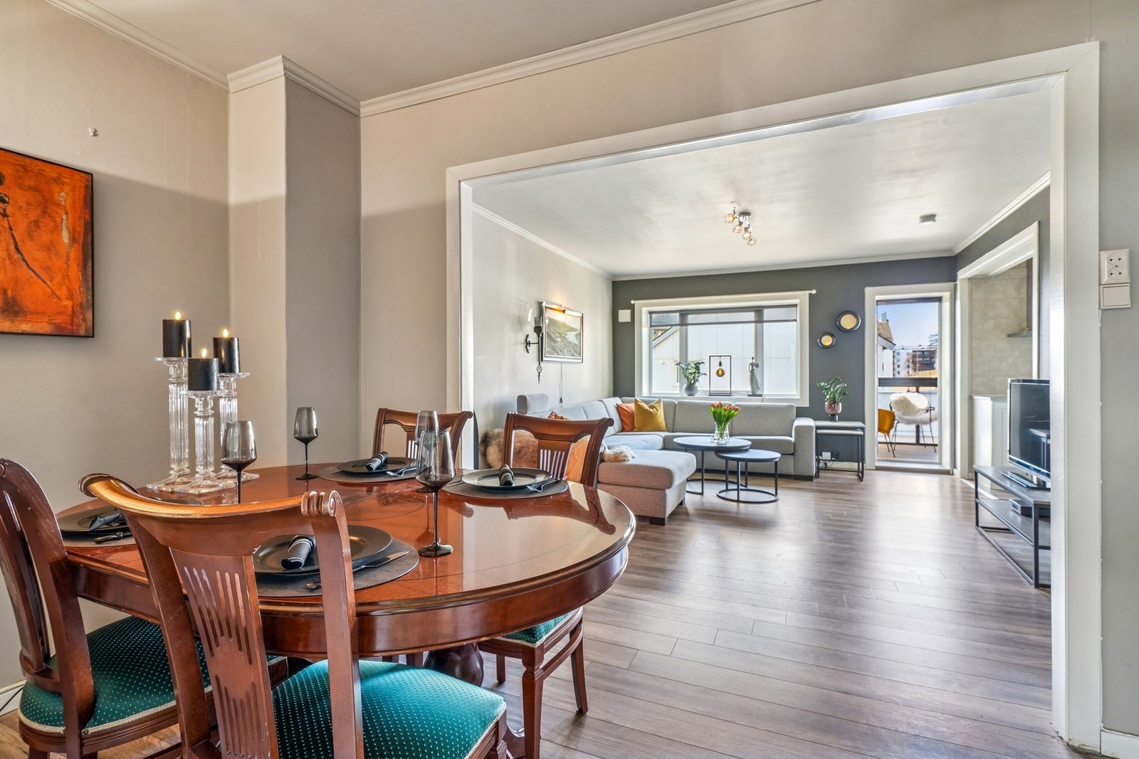 Åpen løsning fra spisestue til stue. Godt med lys fra vestvendte vindusflater. Galleribilde