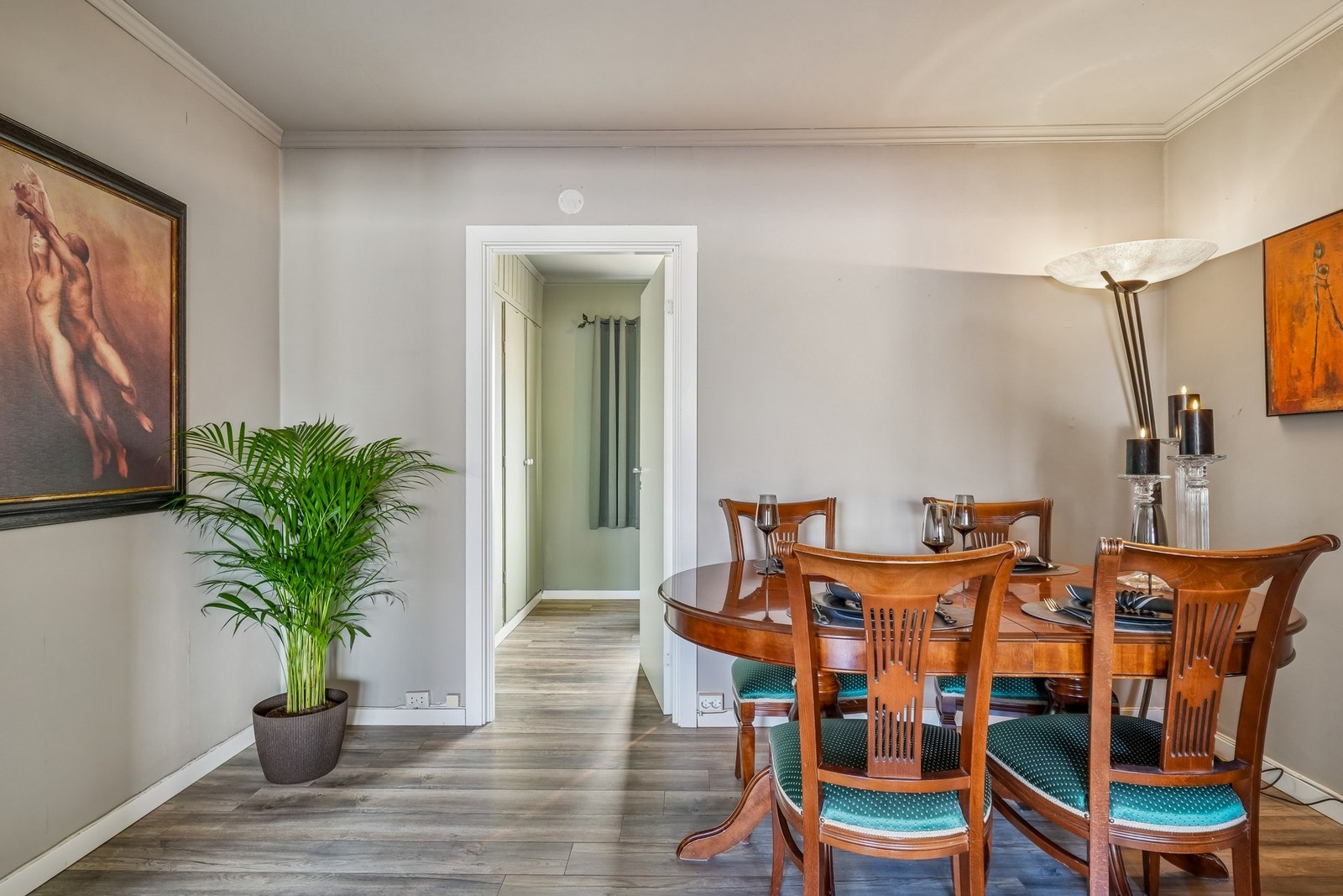 Del av stue som nåværende eier benytter til en koselig spisestue. Galleribilde