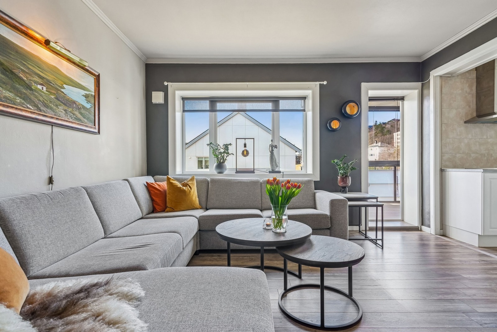 Leiligheten er lys og tiltalende med åpne løsninger. Det er gjennomgående mye lys med vinduer både mot vest og mot øst. Galleribilde