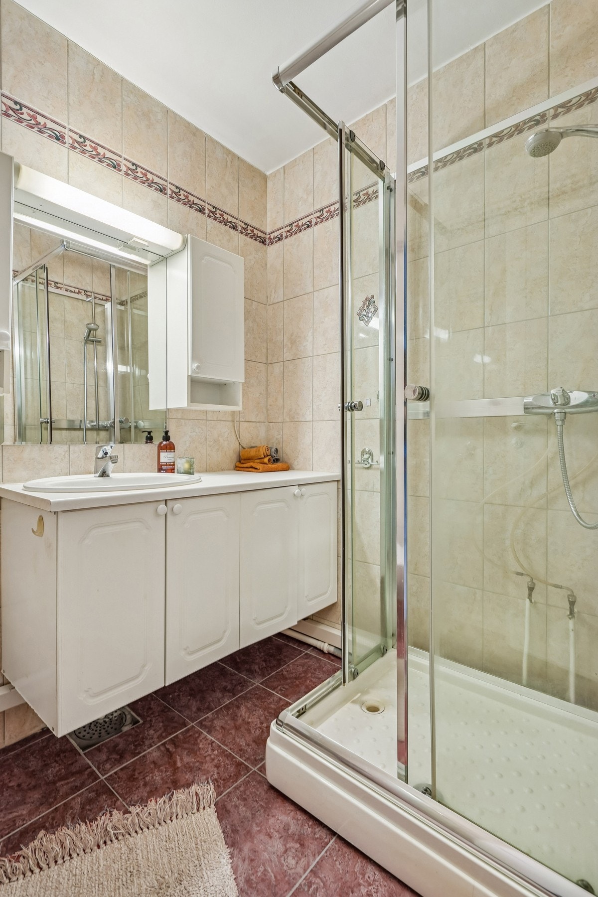 Badet er helfliset med elektriske varmekabler i gulvet. Galleribilde