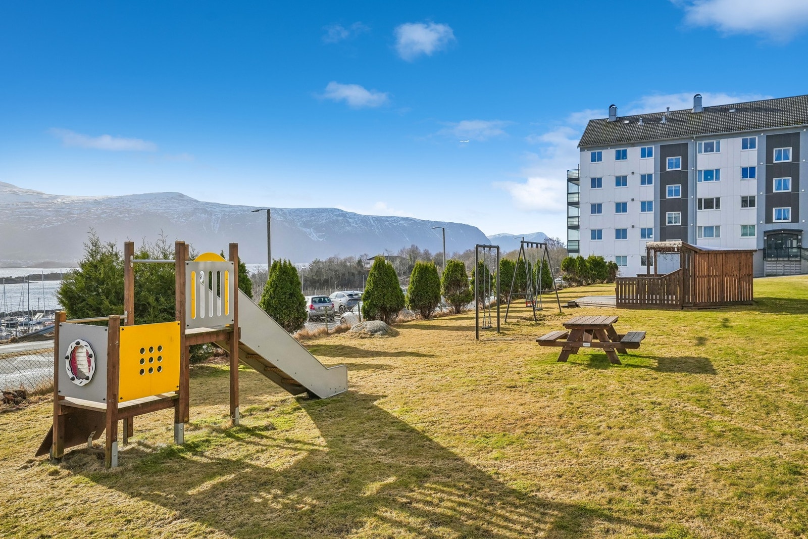 Det er pent opparbeidet uteområde med lekeplass og sitteplasser. Galleribilde