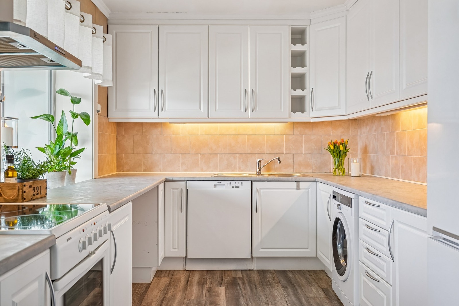 Utstyrt med hvitevarer som komfyr, oppvaskmaskin, kjøl/fryseskap og opplegg for vaskemaskin. Galleribilde