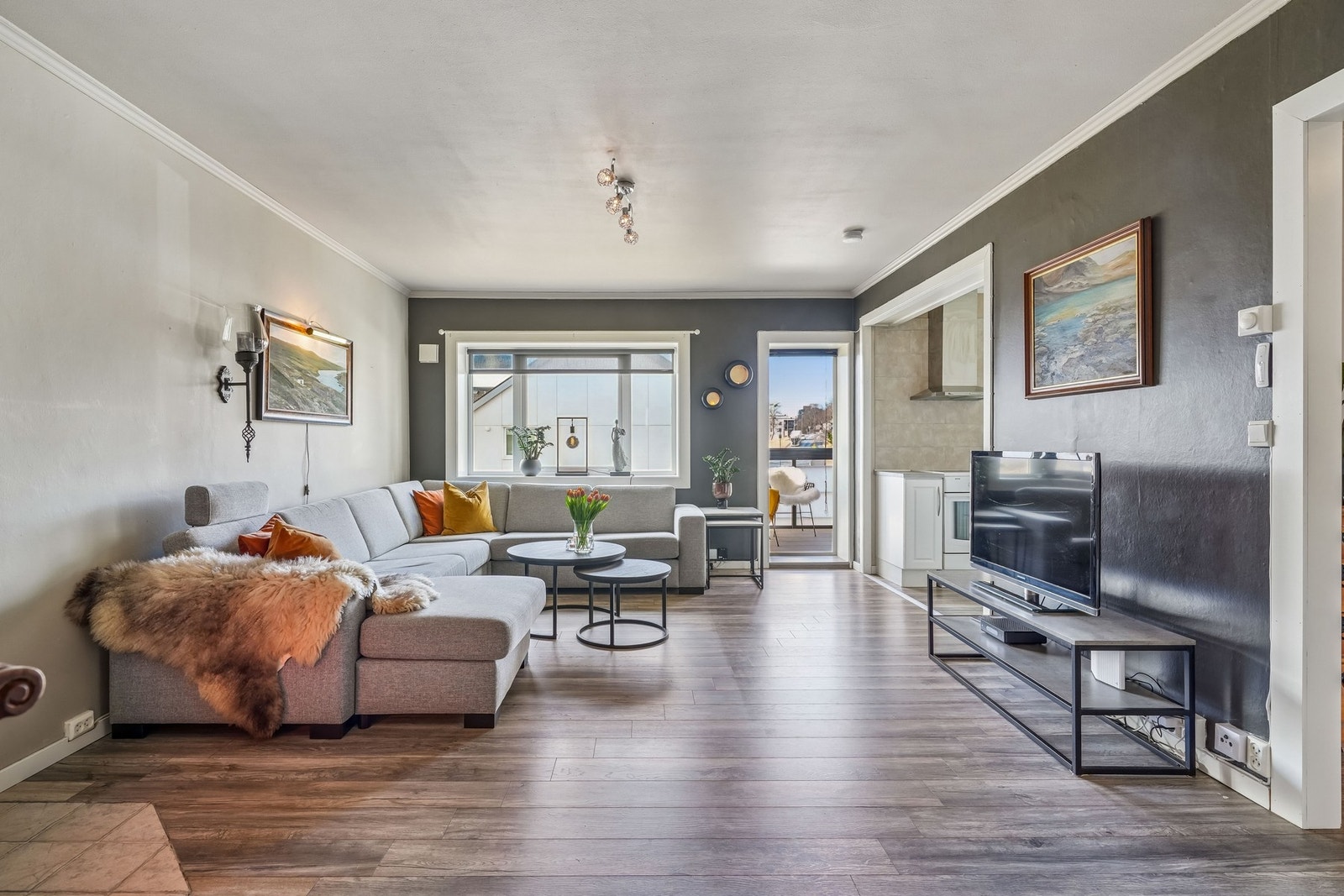 Leiligheten har lagt nytt laminatgulv i hele leiligheten i 2024. Galleribilde