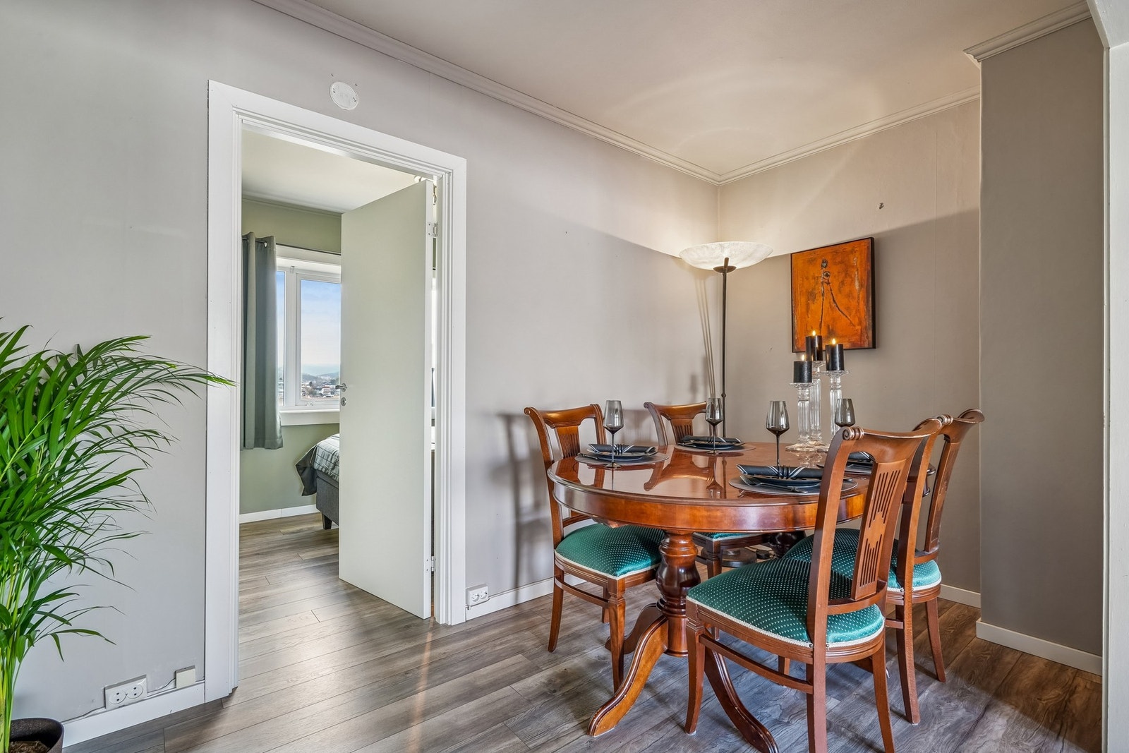 Fra spisestuen er det videre inngang til hovedsoverommet. Galleribilde