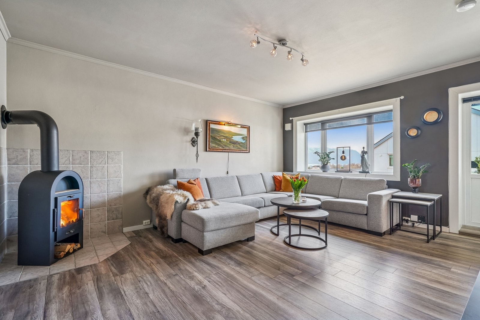 Fra stuen er det utgang til en innglasset balkong. Galleribilde