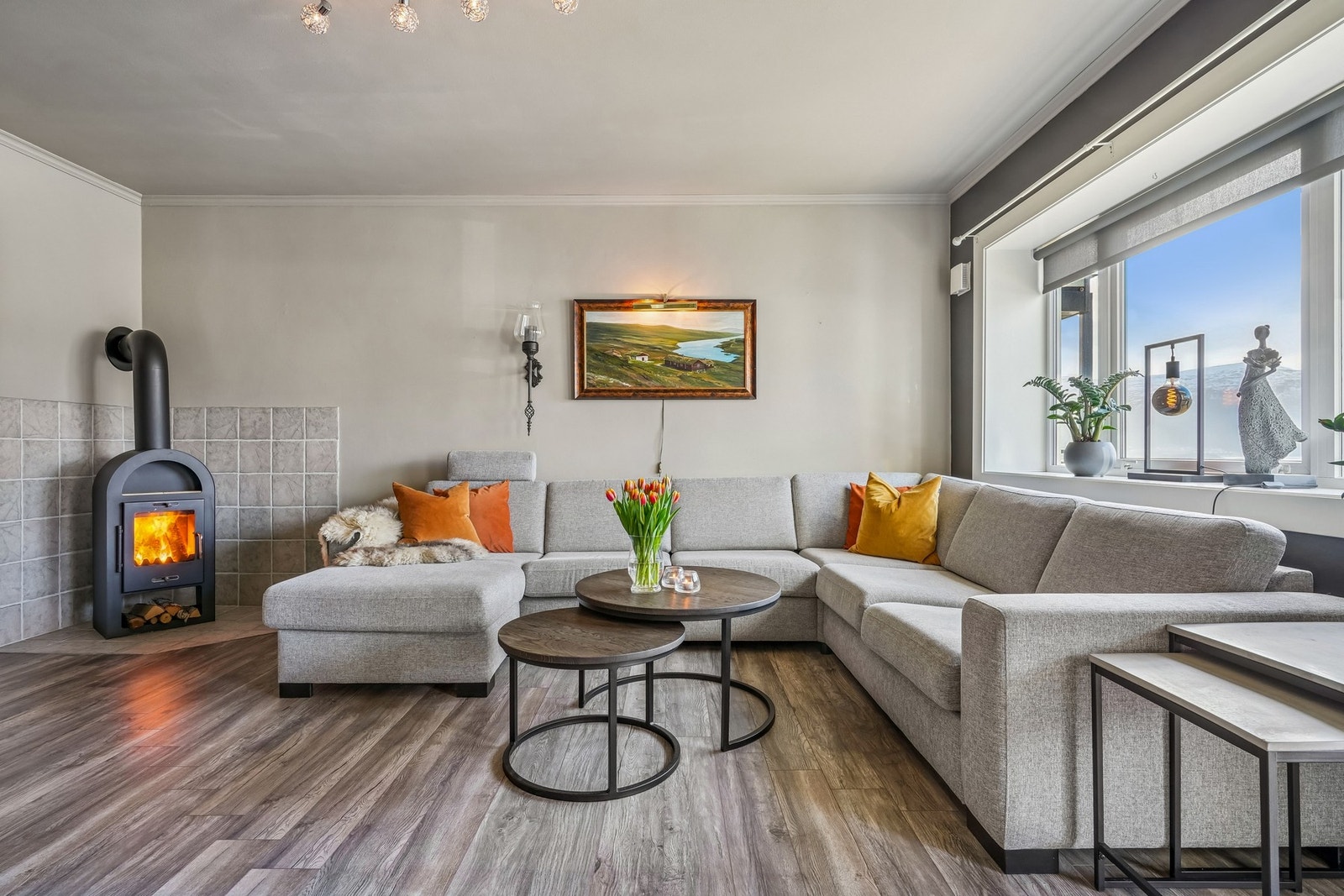 Stuen har fin størrelse med plass til sittegruppe og tilhørende møblement. Galleribilde