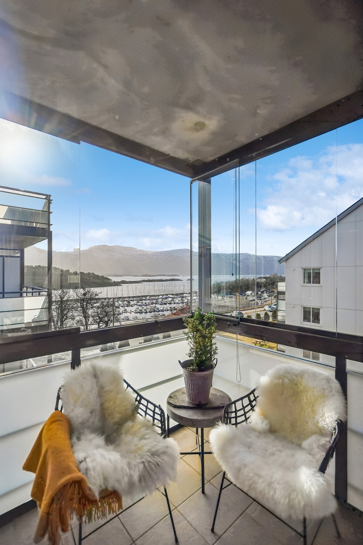 Her kan en nyte fine dager med flott utsikt i ly for vær og vind. Galleribilde