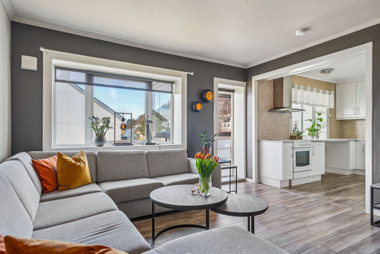 Det er delvis åpen løsning inn mot kjøkken. Galleribilde