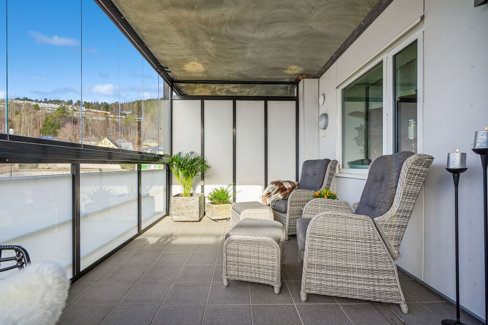 Balkongen har et areal på ca. 13 kvm. Den ble innglasset i 2018, noe som gir økt bruksmulighet og en fin forlengelse av stuen. Galleribilde