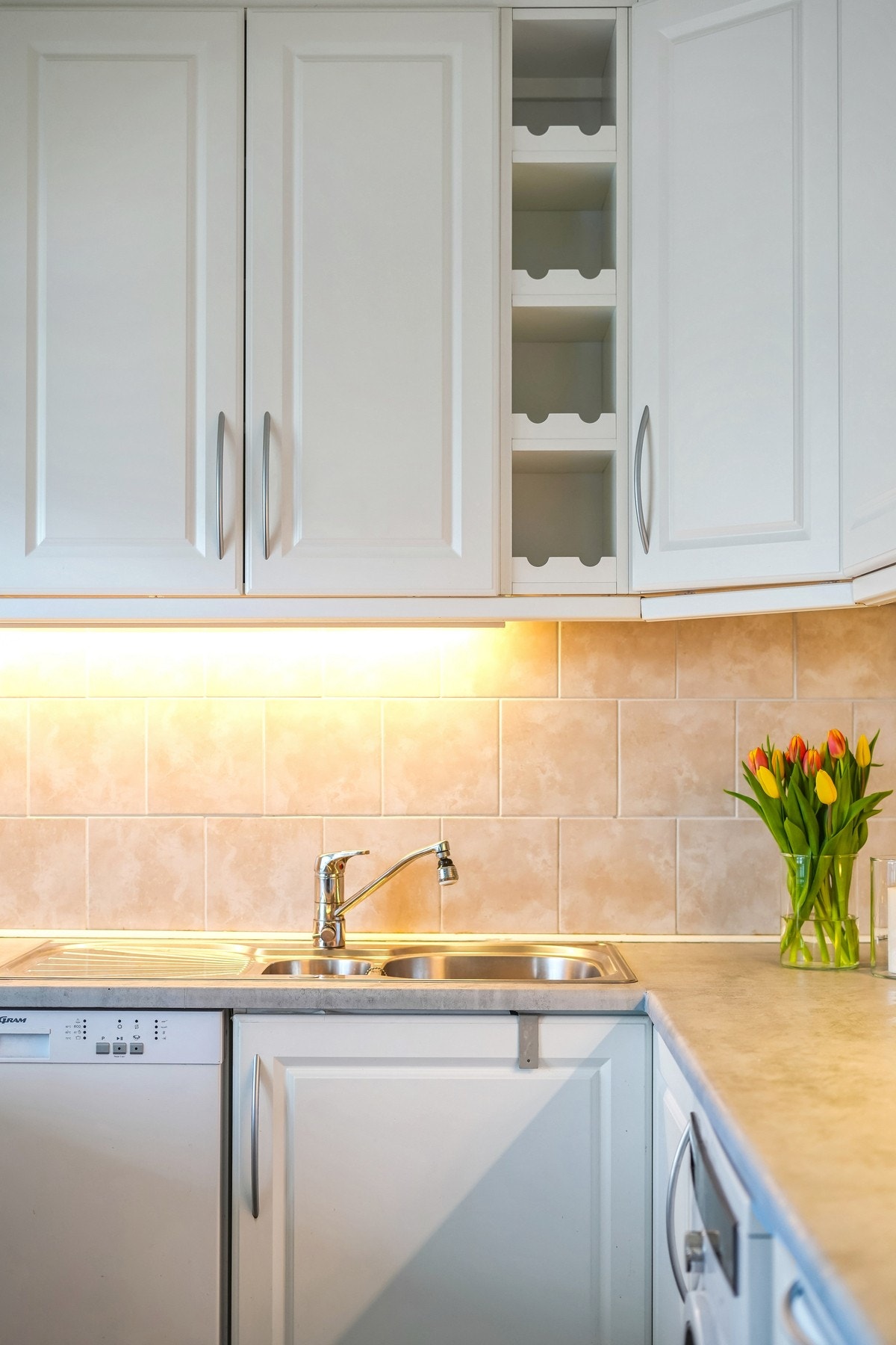 Det er god med oppbevaringsplass i skuffer og skap. Galleribilde