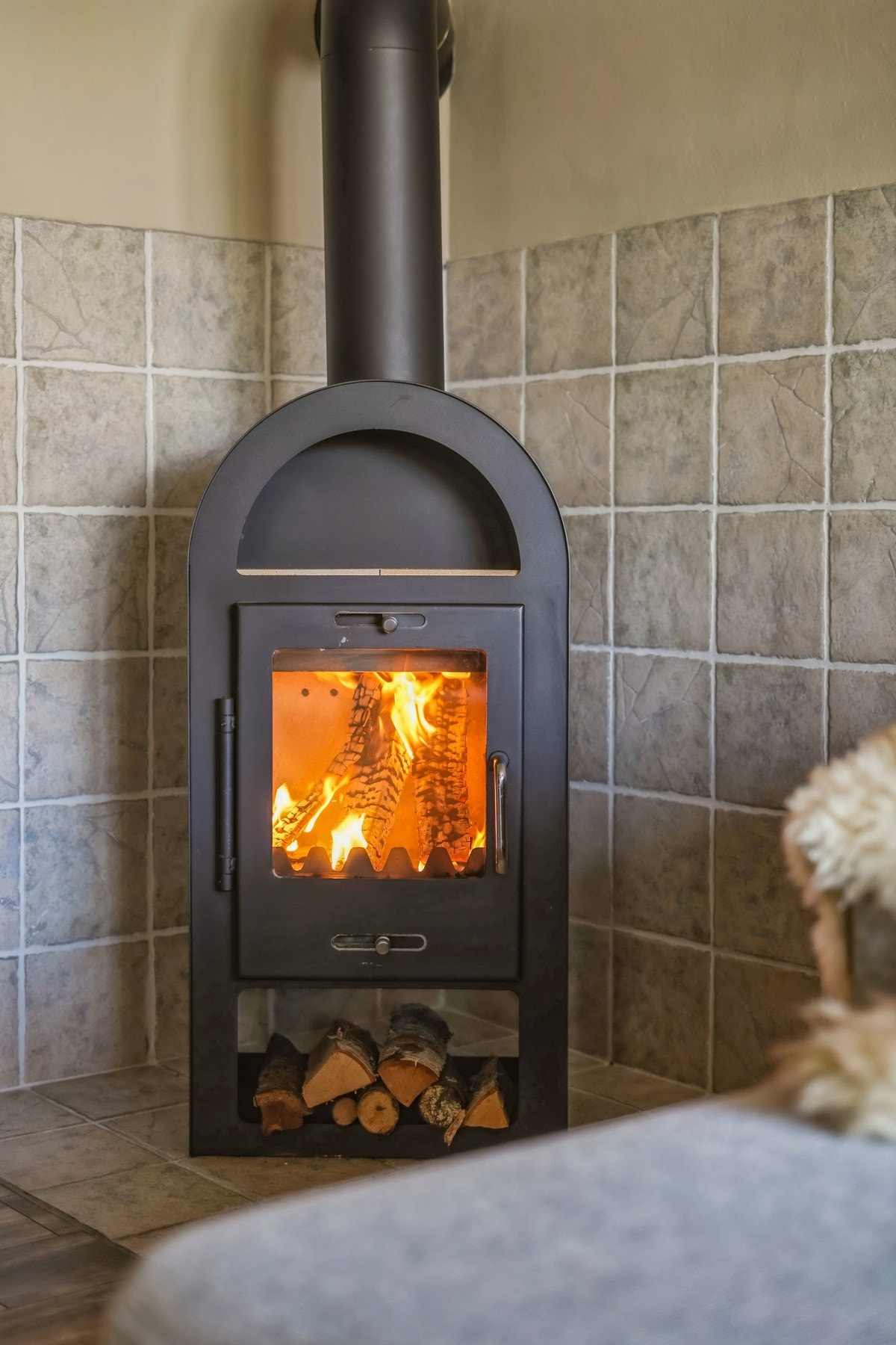 Det er montert peisovn for hygge og god oppvarming. Galleribilde