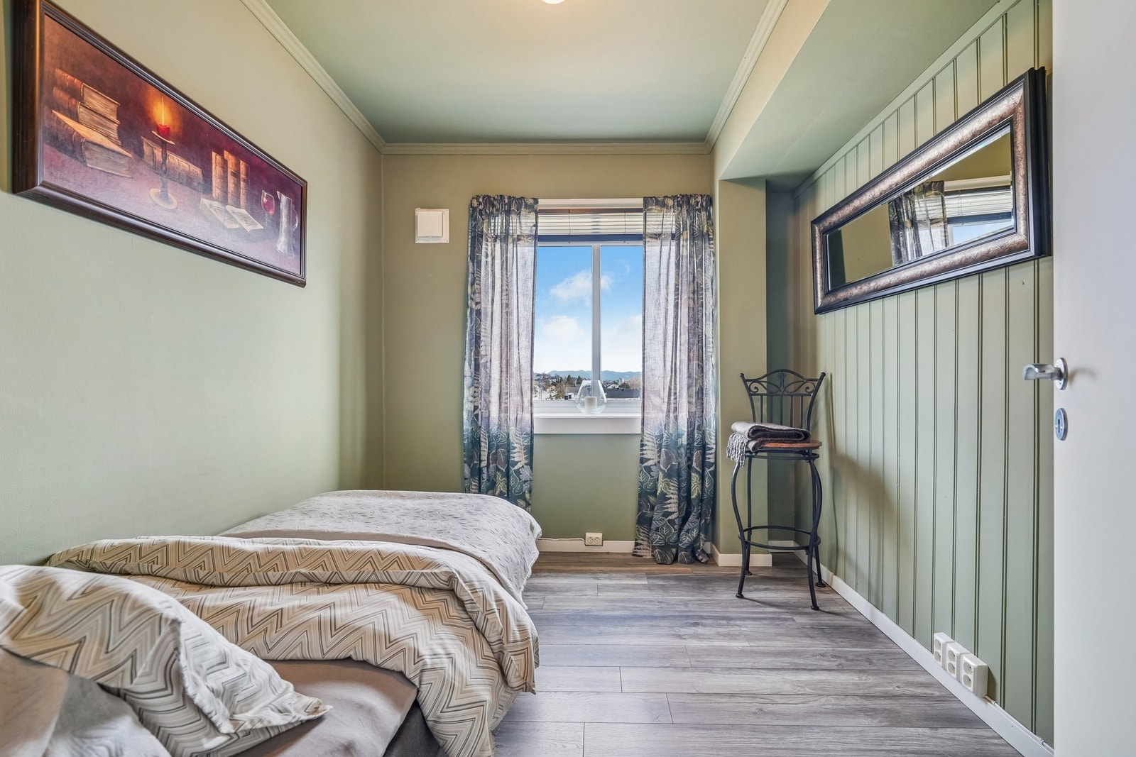 Soverom nr 2 med plass til seng og kommode/skrivebord. Galleribilde