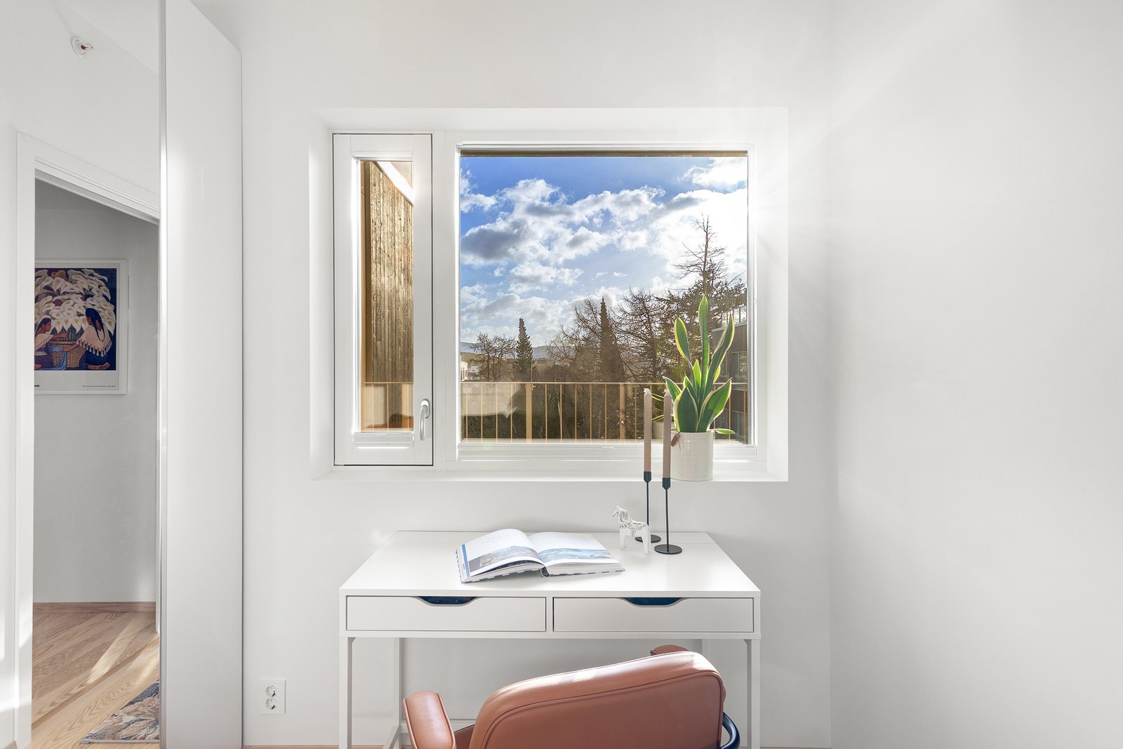 Detaljbilde fra soverom 2. Alle leilighetens vinduer, samt balkongdøren, har 3-lags glass og er datert 2023. Galleribilde