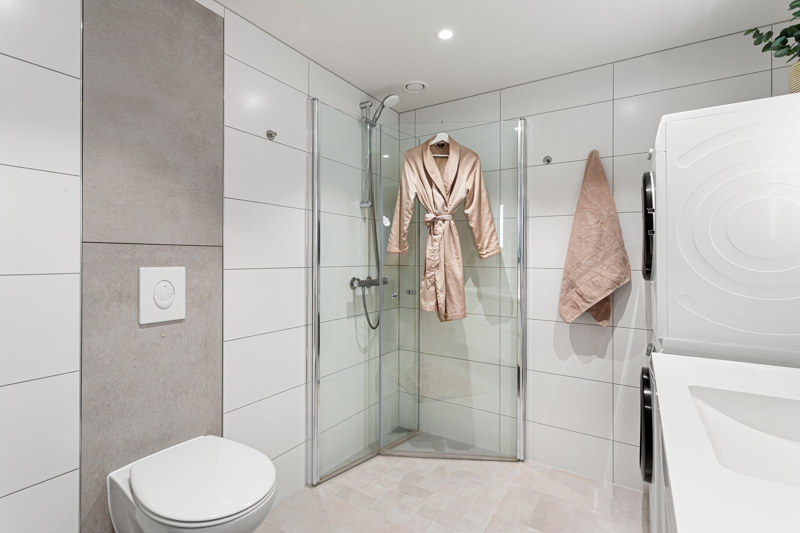 I det flislagte baderomsgulvet er det vannbåren gulvvarme. Galleribilde