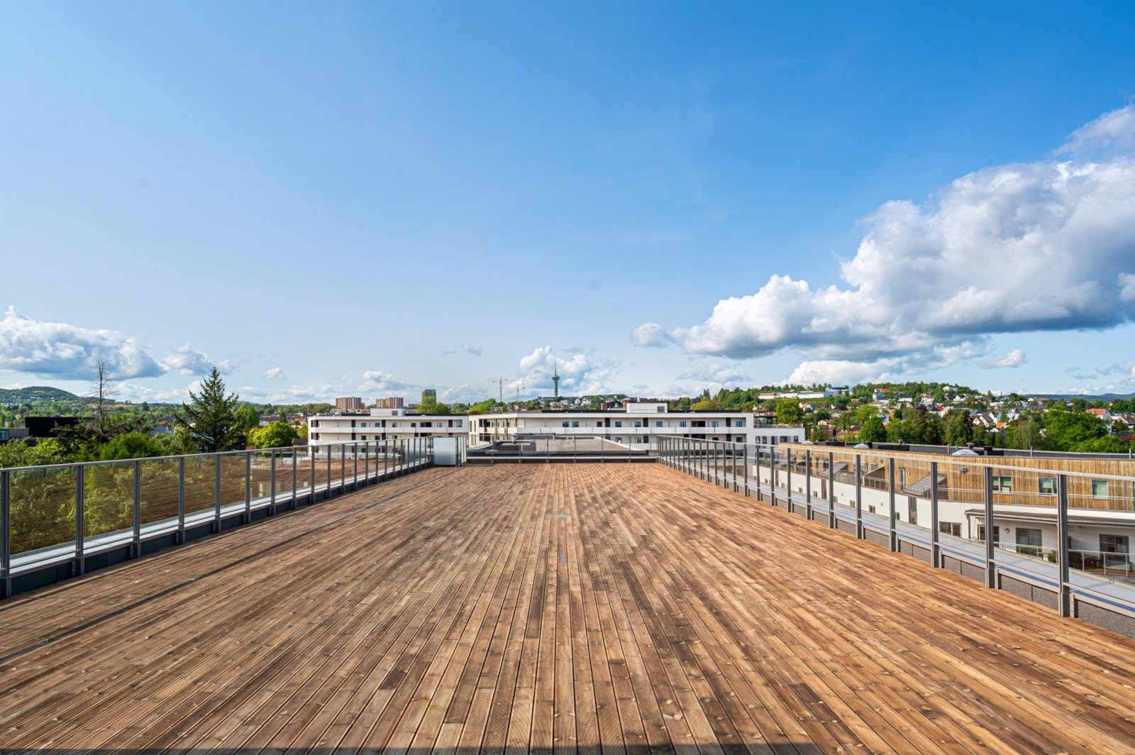 På taket av bygget disponerer sameiet en felles takterrasse. Her har du masse plass å boltre deg på, samtidig som du kan nyte utsikt over byen. Galleribilde