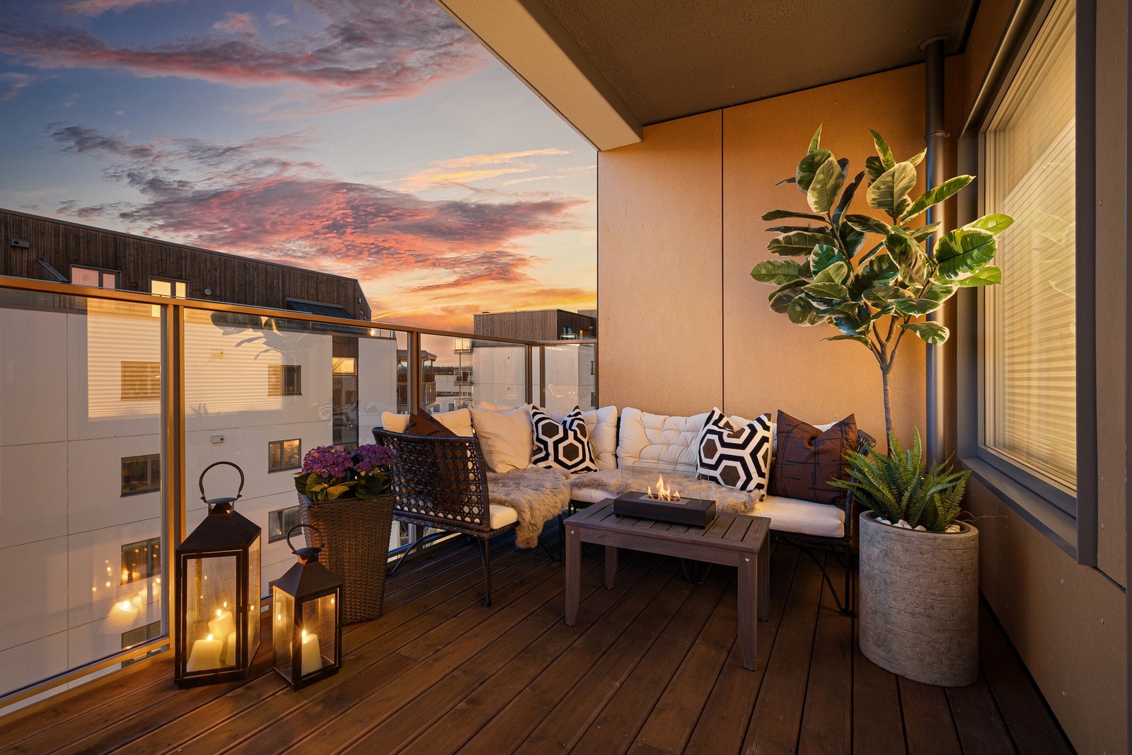 Balkongen rommer hele 14,6 kvm og har god plass til både en utendørs sitte- og spisegruppe. Galleribilde