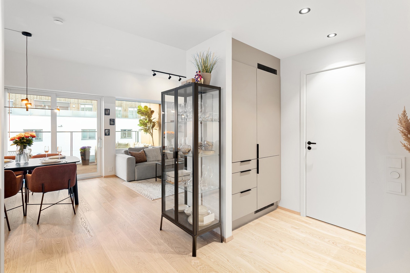 Innenfor kjøkkenet har du en praktisk innvendig bod. Ypperlig til lagring av eksempelvis kjøkkenartikler og tørrvarer. Hele leiligheten har for øvrig 1-stavs eikeparkett gulv. Galleribilde