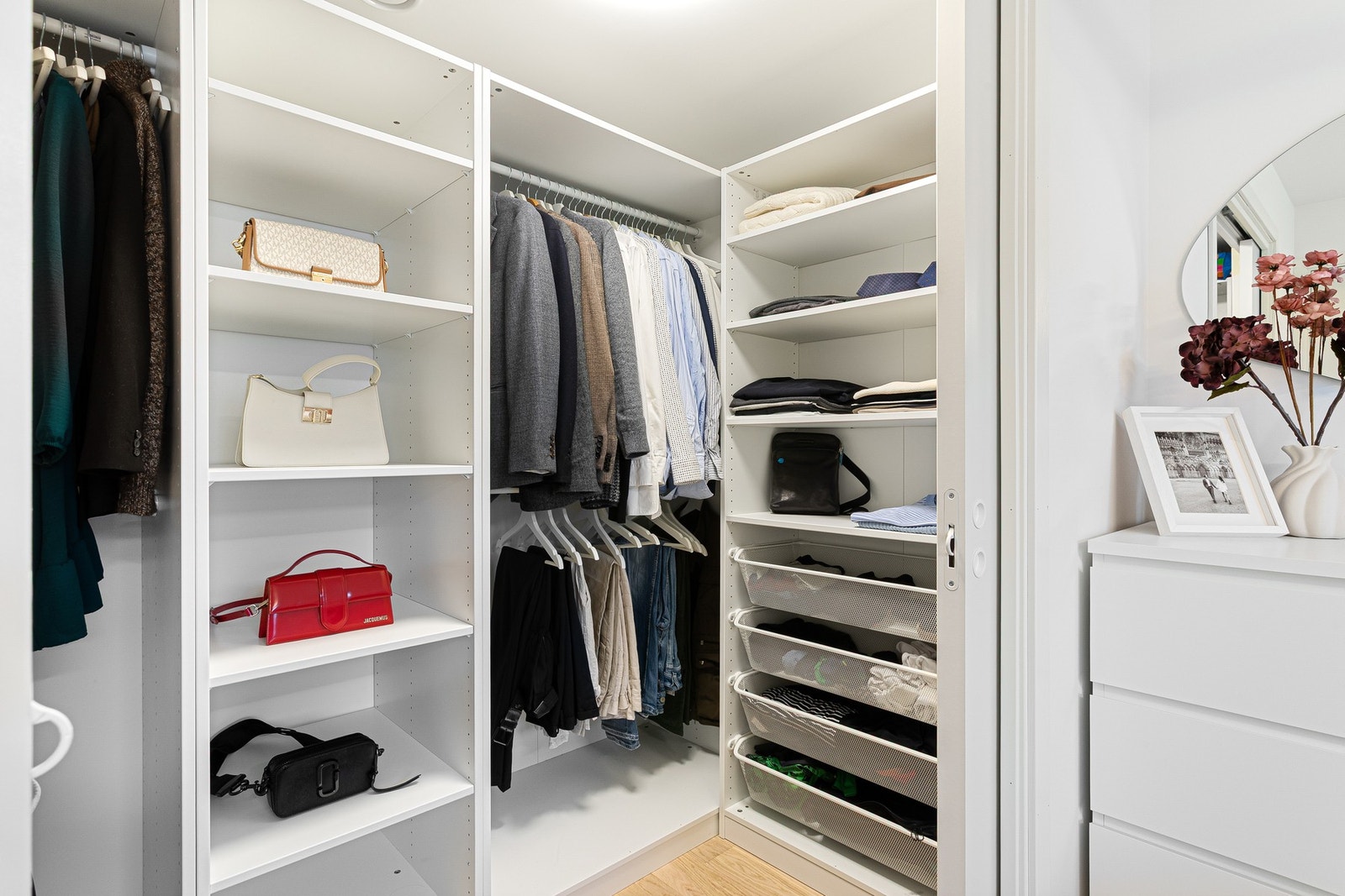 Svært praktisk walk-in-closet i tilknytning til soverommet. Innredningen medfølger i handelen. Galleribilde