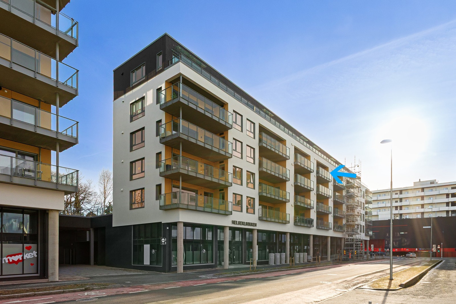 Byggets fasade. Leilighetens beliggenhet er markert med blå pil. Meget sentralt! Galleribilde