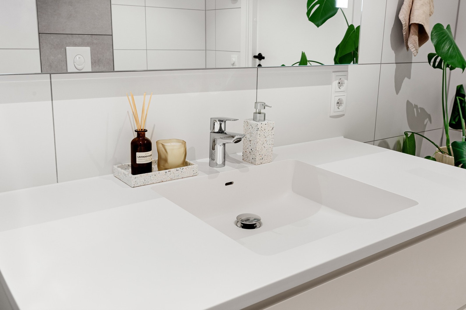 Detaljbilde servantinnredning. På badet har du også plass til både vaskemaskin og tørketrommel. Galleribilde