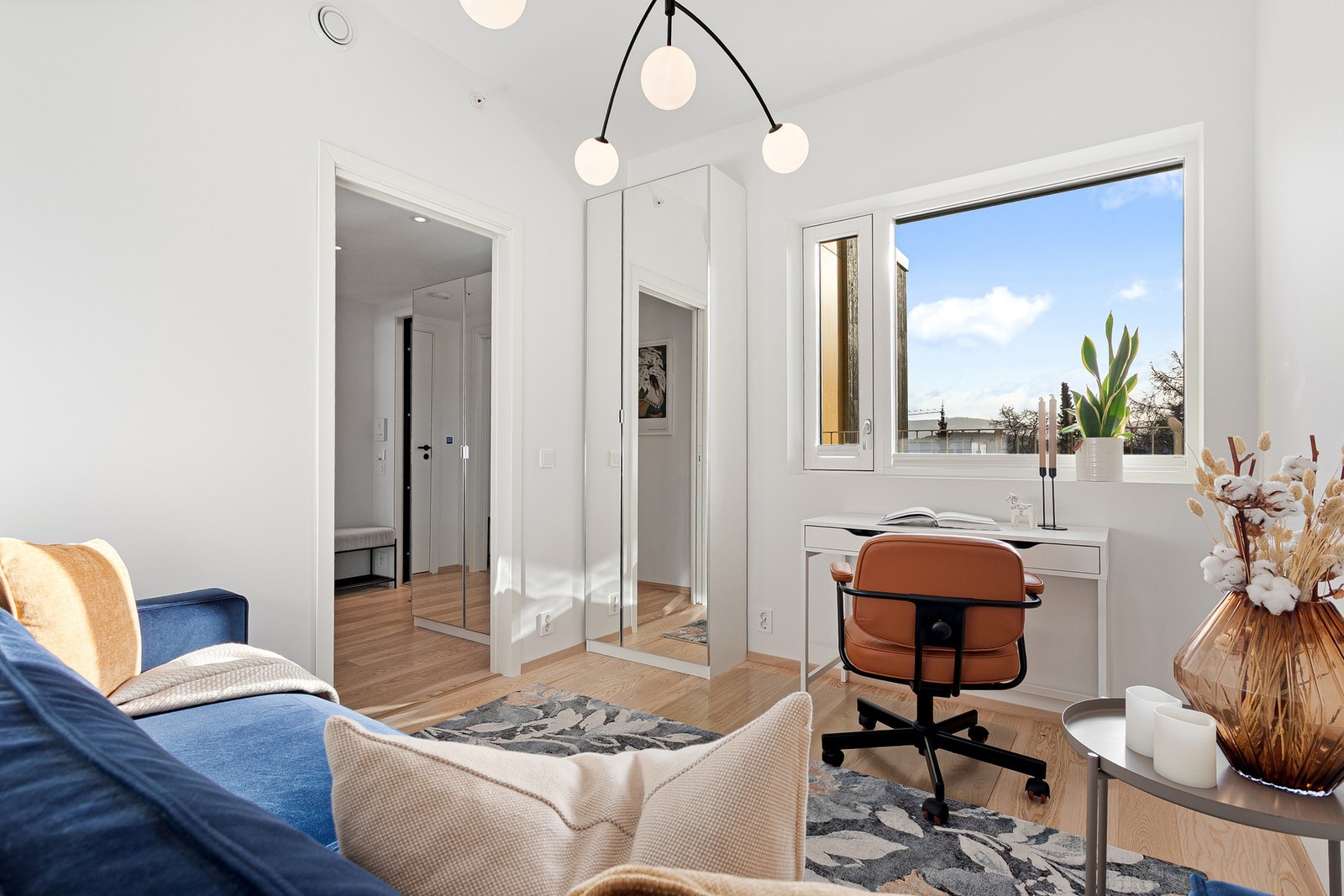 Soverom 2 har installerte plass bygde plisségardiner i vinduene. Plassbygde plisségardiner, samt lamellgardin (fra kjells markiser) finner du også på stue. I likhet med stuen har du også på dette soverommet god takhøyde, ca. 2,7 meter. Galleribilde