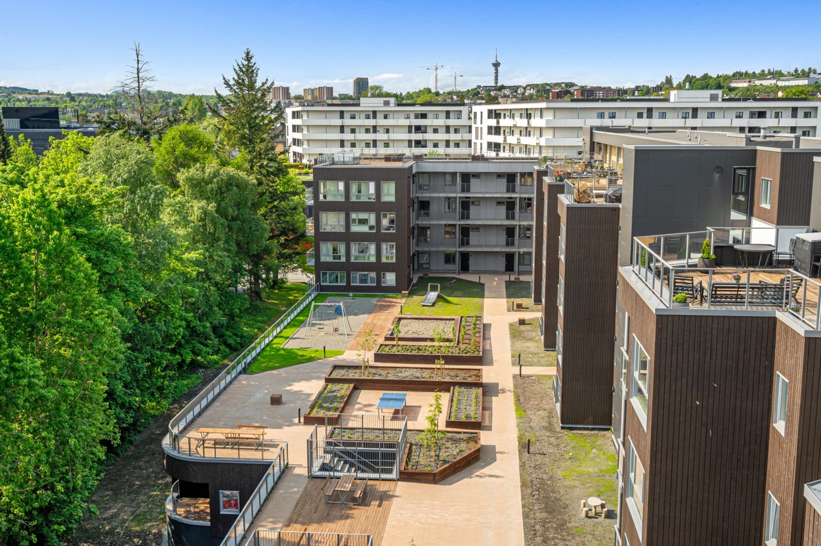 Barnevennlig og fint. Opparbeidet med beplantning og benker, samt enkelte lekeapparater. Galleribilde