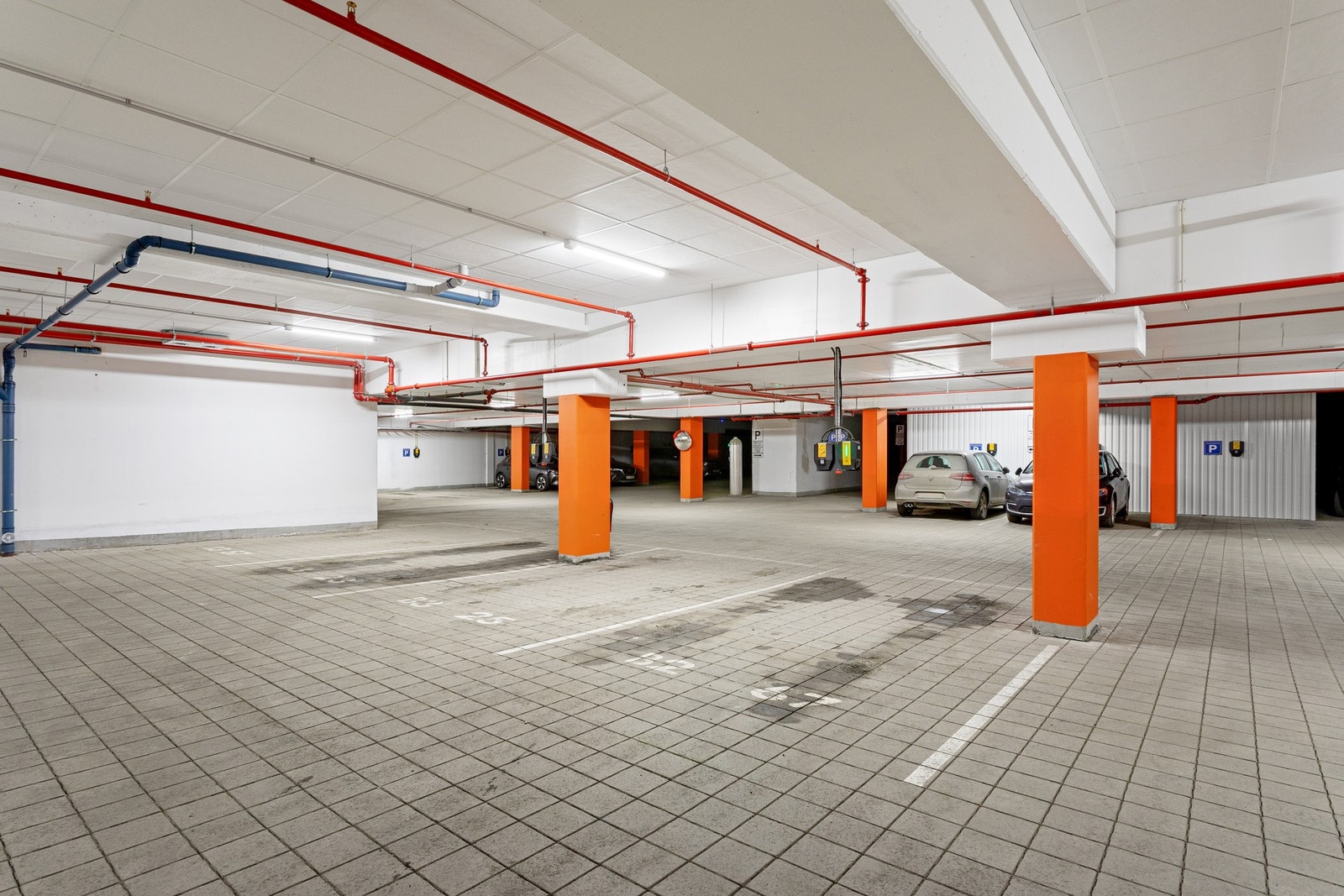Det medfølger én hjørne-parkeringsplass i oppvarmet parkeringskjeller. Galleribilde
