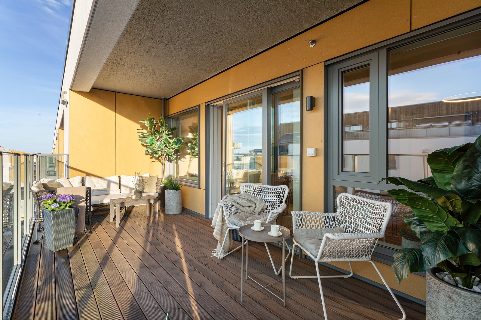 Ute på balkongen har du også utebelysning og dobbeltstikk. Fra byggets 5.etasje (6.etasje fra bakkeplan) nyter du god utsikt over nærområdet. Galleribilde