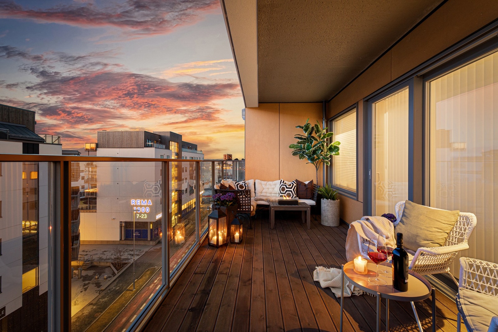 I forlengelsen av stua finner du en herlig balkong. Denne er delvis overbygd og er ypperlig til bruk på sommerhalvåret. Galleribilde