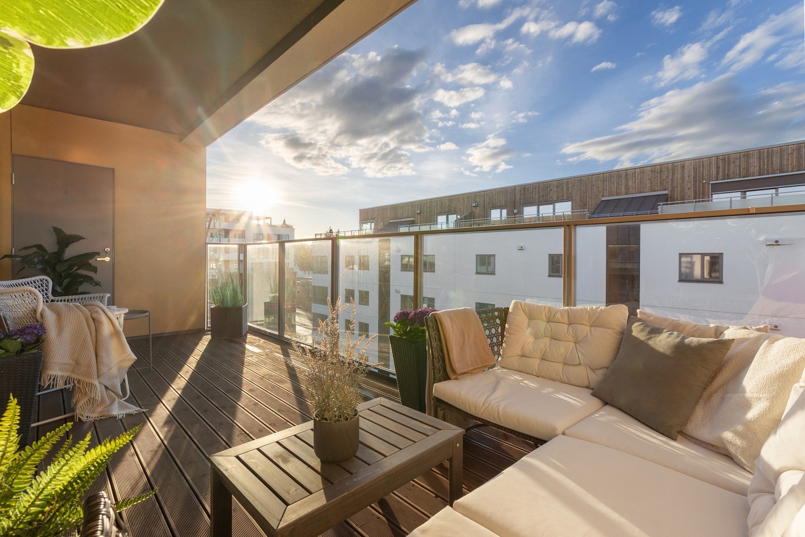 Balkongen vender mot sørvest og nyter svært godt av solforholdene utover ettermiddagen/kvelden. Galleribilde