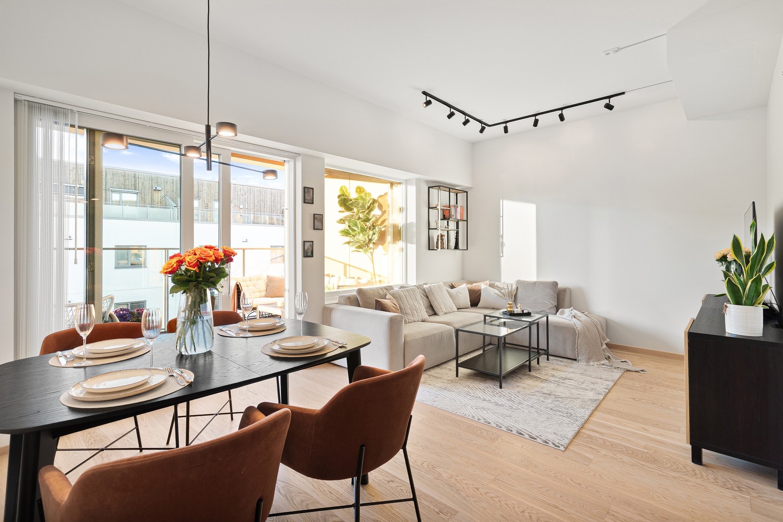 EiendomsMegler 1 v/ Mads Larsen har gleden av å ønske velkommen til Peder Falcks veg 7! - En oppgradert og delikat 3-roms selveier i byggets 5.etg med parkeringsplass i kjeller. (Foto: Anna Evseeva). Galleribilde