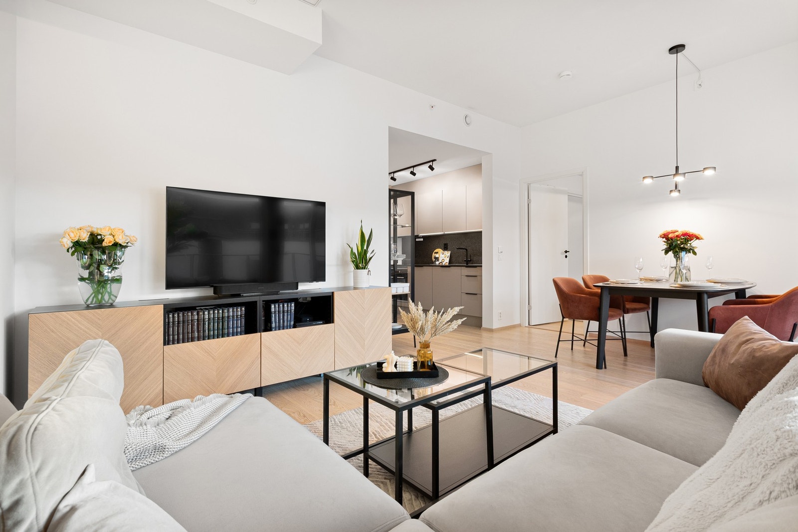 Leiligheten oppleves innholdsrik og rommer 66 kvm (BRA-i). Fordeler seg på entré, bad, 2 soverom, kjøkken, bod, stue og utgang til romslig balkong. Utover dette har boligen to eksterne boder, én i kjeller, og én med adkomst fra balkong. Galleribilde