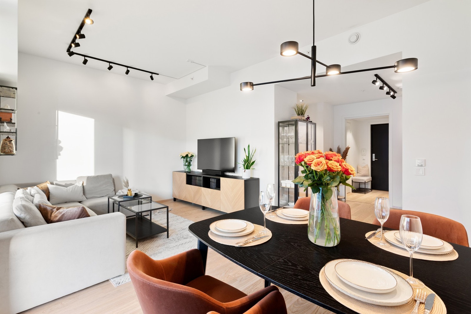 Leiligheten har en god takhøyde (ca. 2,87m på stue) og oppleves som helt ny. Oppført i 2024 og har ingen avvik i tilstandsrapporten. TG0 på samtlige punkter! Galleribilde