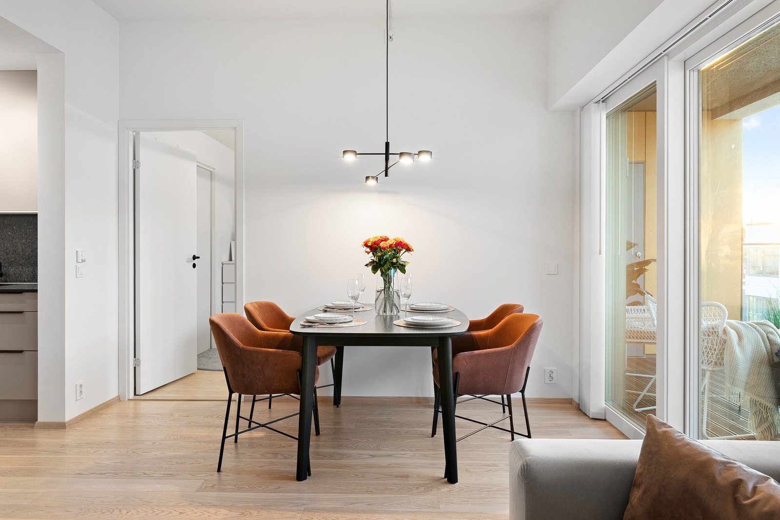 Leiligheten innehar alt av moderne fasiliteter, deriblant fjernvarme (vannbåren gulvvarme), balansert ventilasjon og heisadkomst. Galleribilde