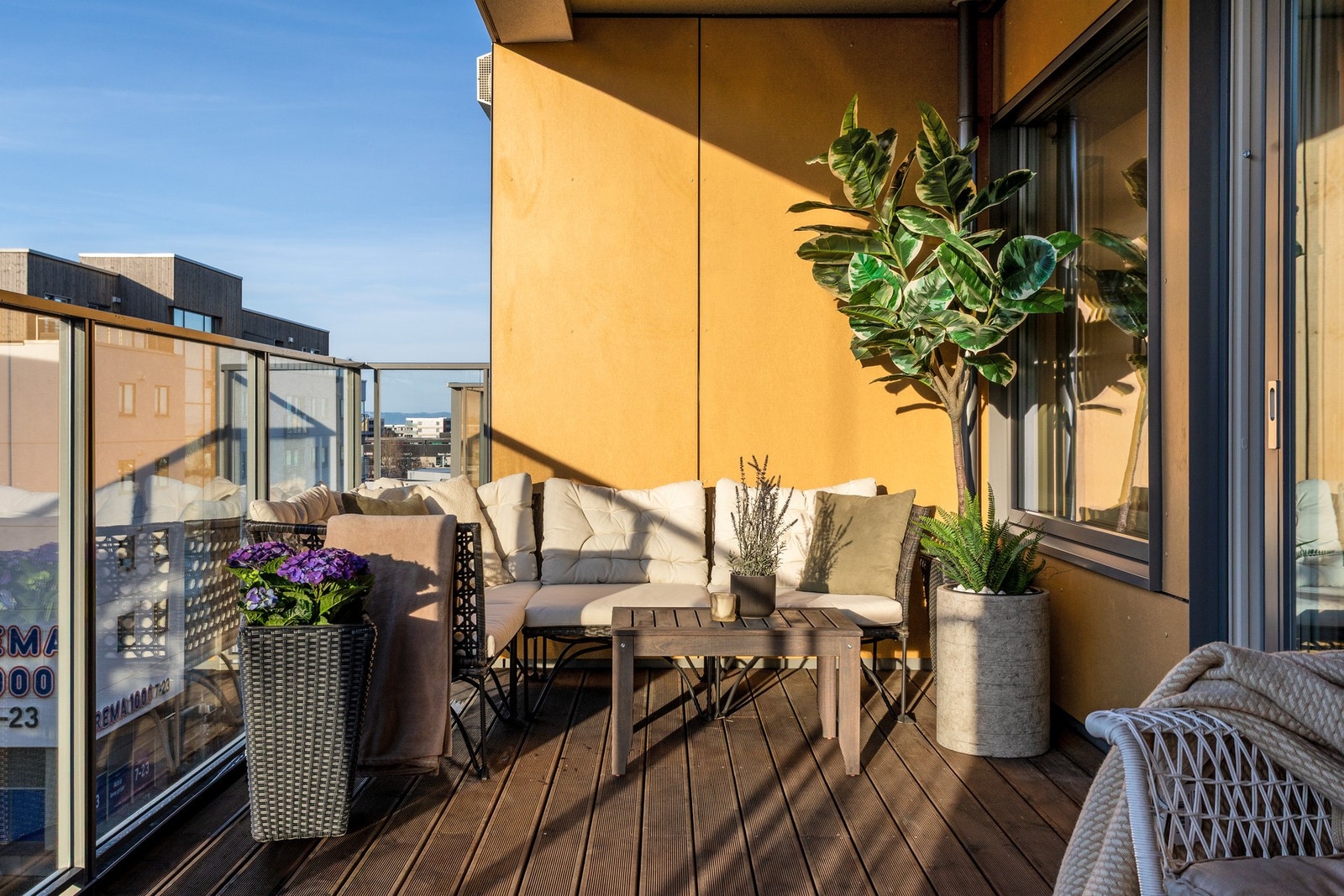 I Peder Falcks veg 7 bor du med umiddelbar nærhet til "alt". Sirkus shopping, bussholdeplass, togstasjon og Rema 1000 kun få meters gange unna. Galleribilde