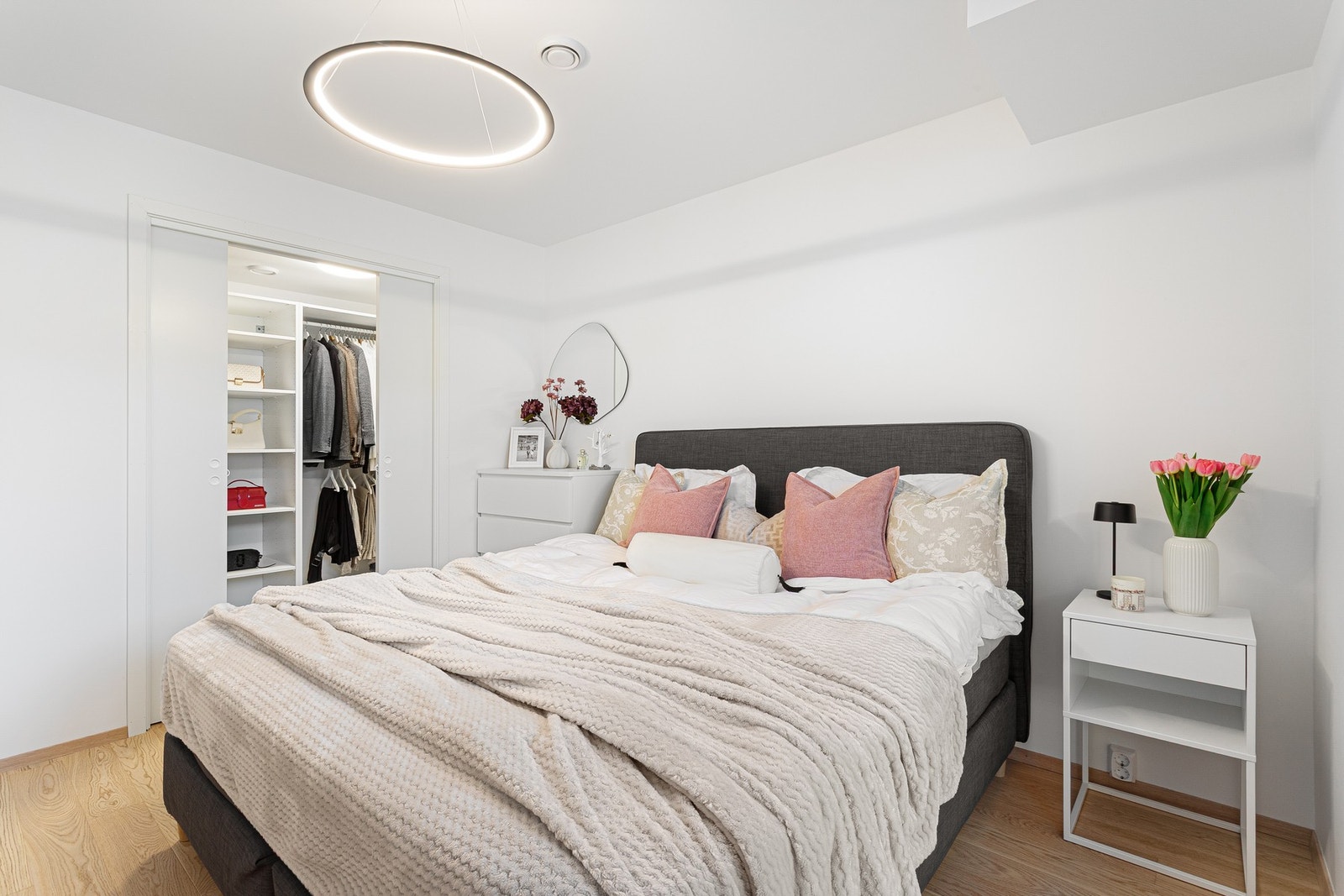 Leilighetens hovedsoverom er på hele 9,2 kvm og suppleres av garderoberom på ytterligere 3,8 kvm. Galleribilde