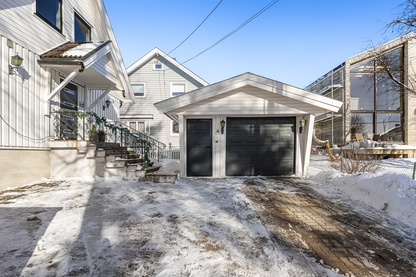 Det er garasje og biloppstillingsplasser på tomten. Galleribilde