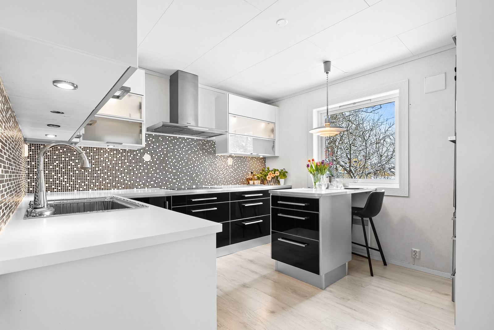 Kjøkkenet har en moderne, glatt innredning fra Ballingslöv/Drømmekjøkkenet. Galleribilde