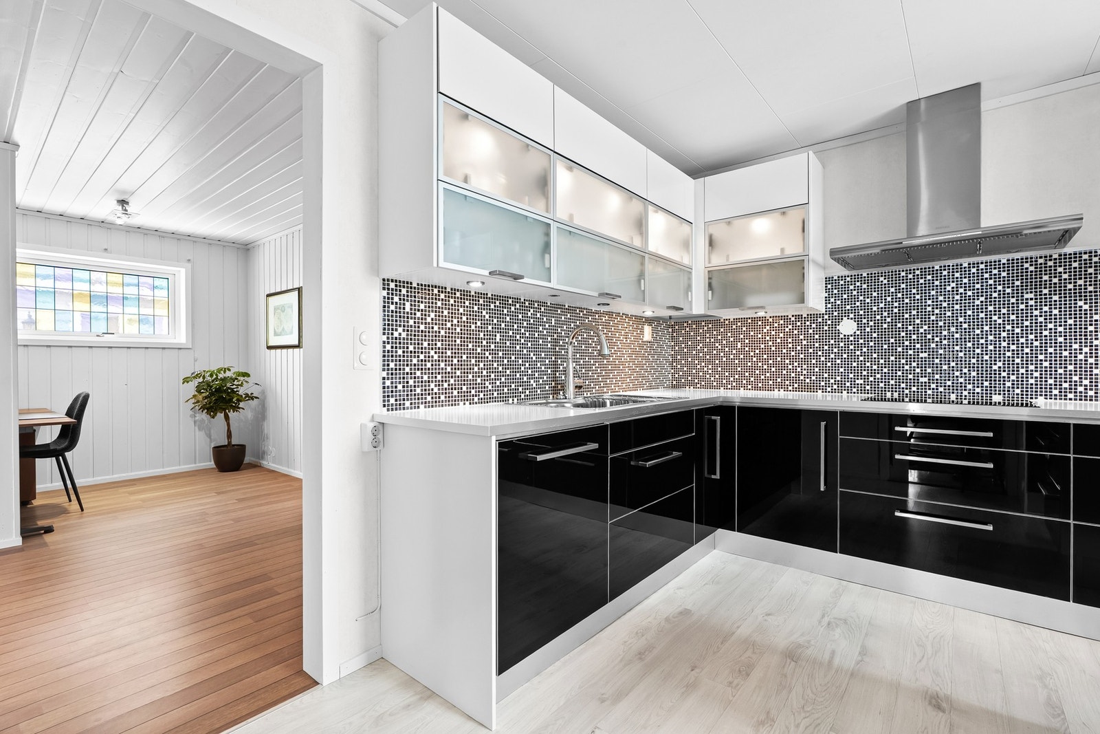 Kjøkkenet er praktisk innredet med mye skap- og benkeplass. Soft-close på skuffer og skap. Galleribilde