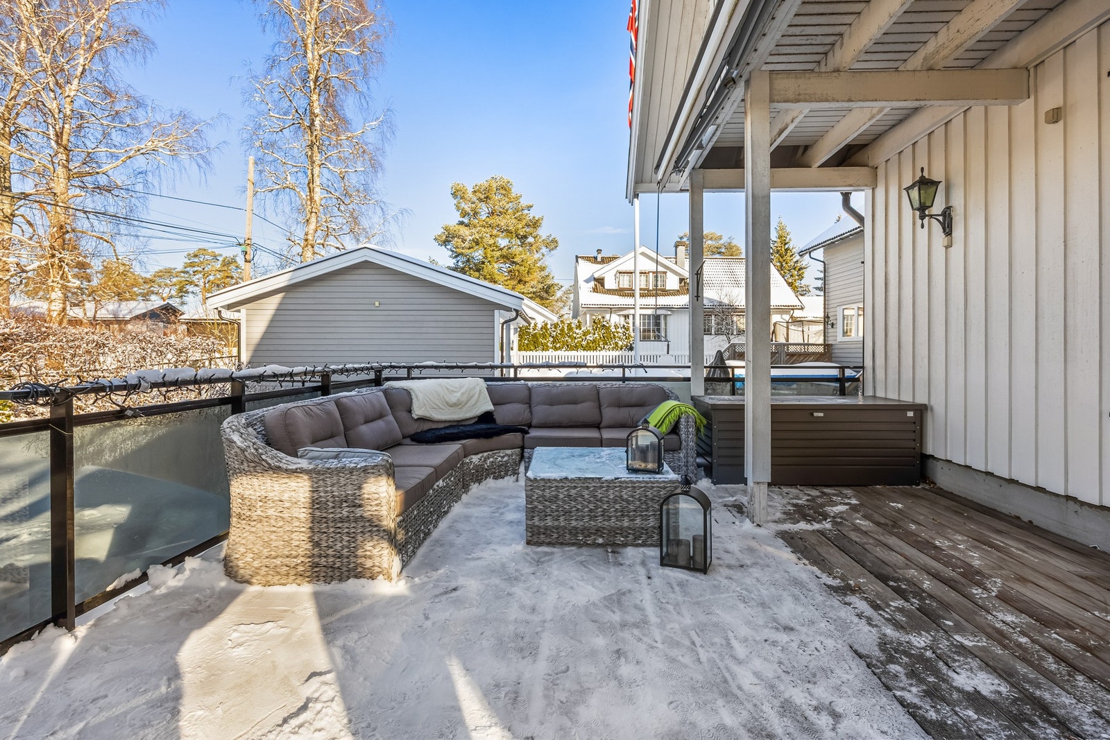 Romslig uteområde med overbygd terrasse, perfekt for avslapning og sosiale sammenkomster året rundt. Galleribilde