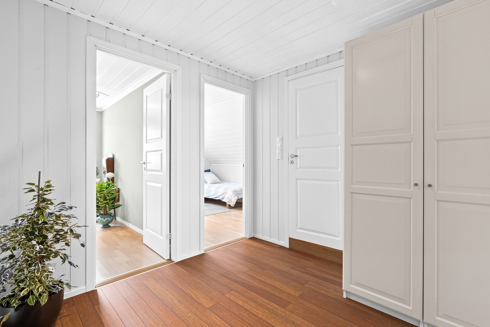 Boligen er utstyrt med en varmepumpe og elektriske panelovner for oppvarming samt peis/vedovn. Galleribilde